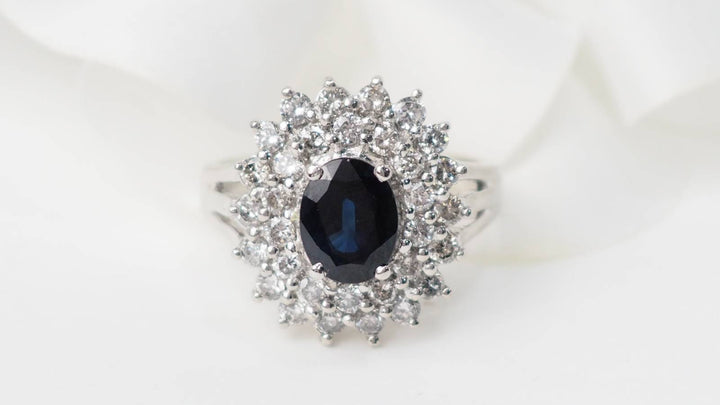 Bague entourage en or blanc, saphir ovale et diamants
