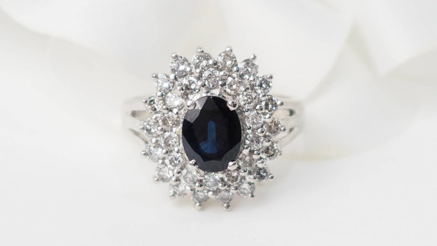 Bague entourage en or blanc, saphir ovale et diamants