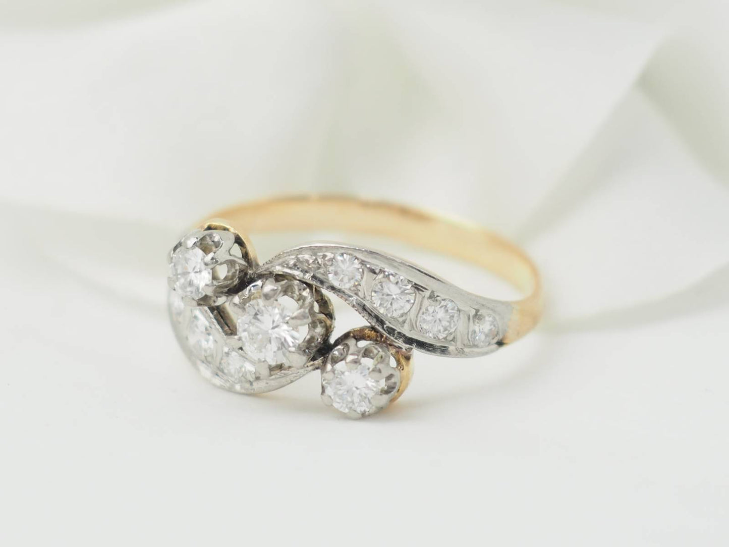 Bague ancienne en or bicolore et diamants