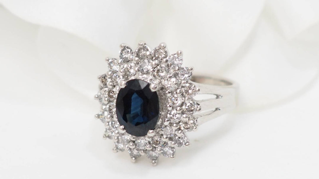 Bague entourage en or blanc, saphir ovale et diamants