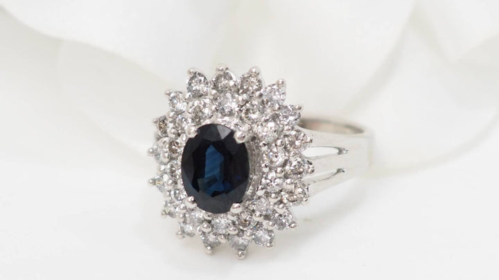 Bague entourage en or blanc, saphir ovale et diamants