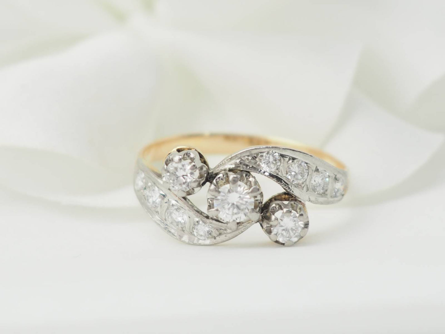 Bague ancienne en or bicolore et diamants