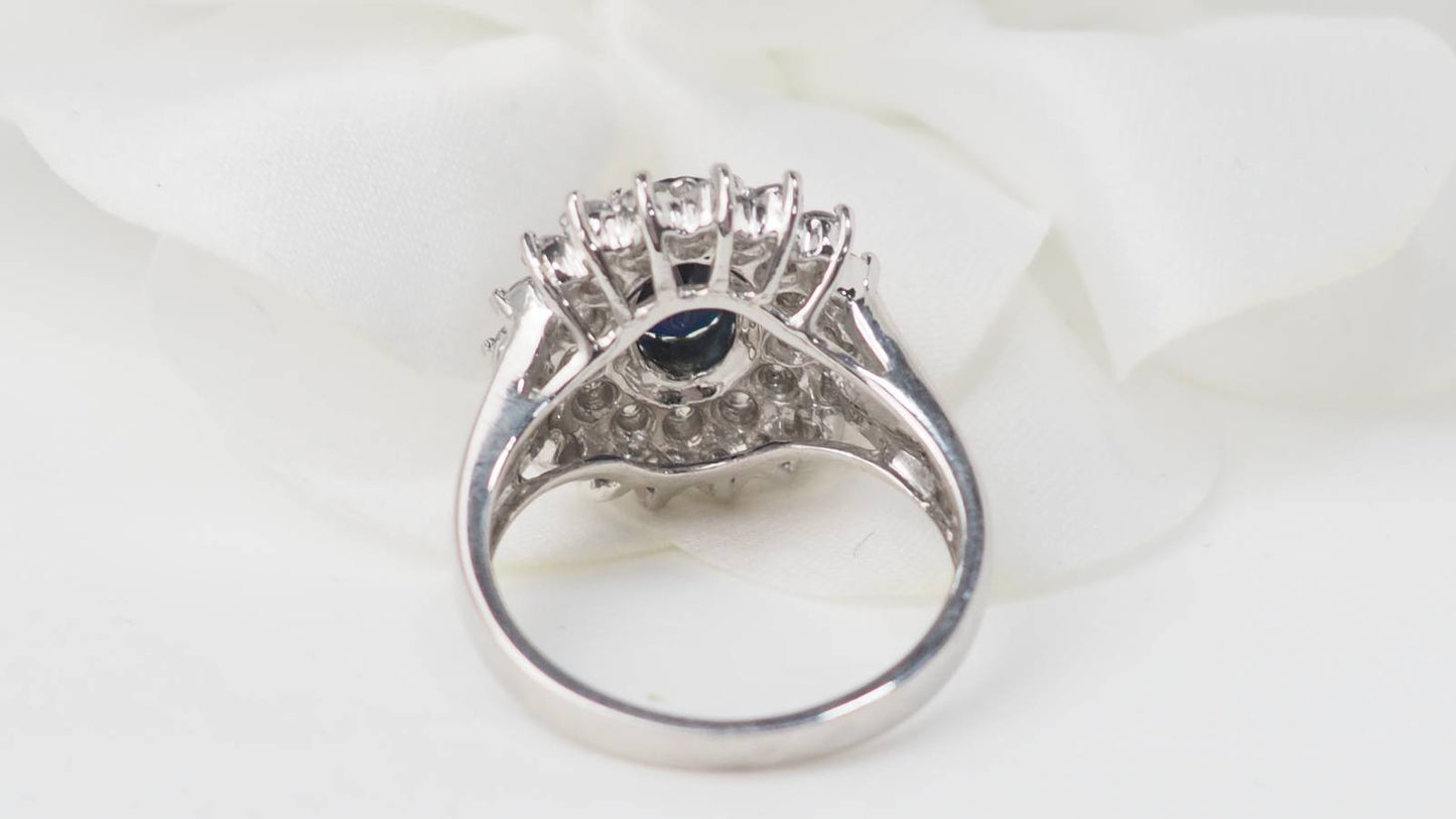 Bague entourage en or blanc, saphir ovale et diamants