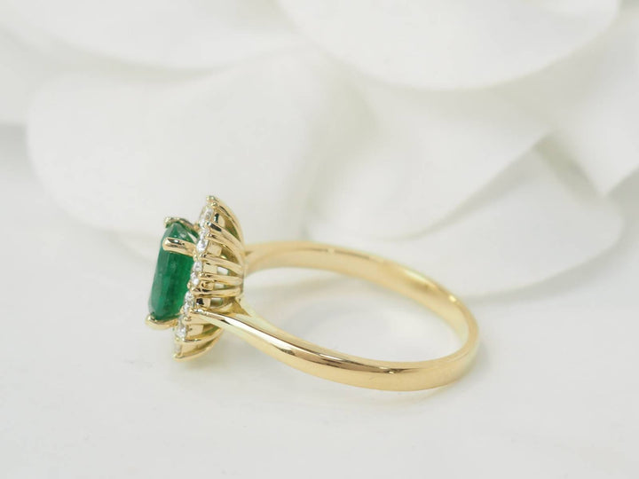 Bague marguerite en or jaune, émeraude 1,10ct et diamants