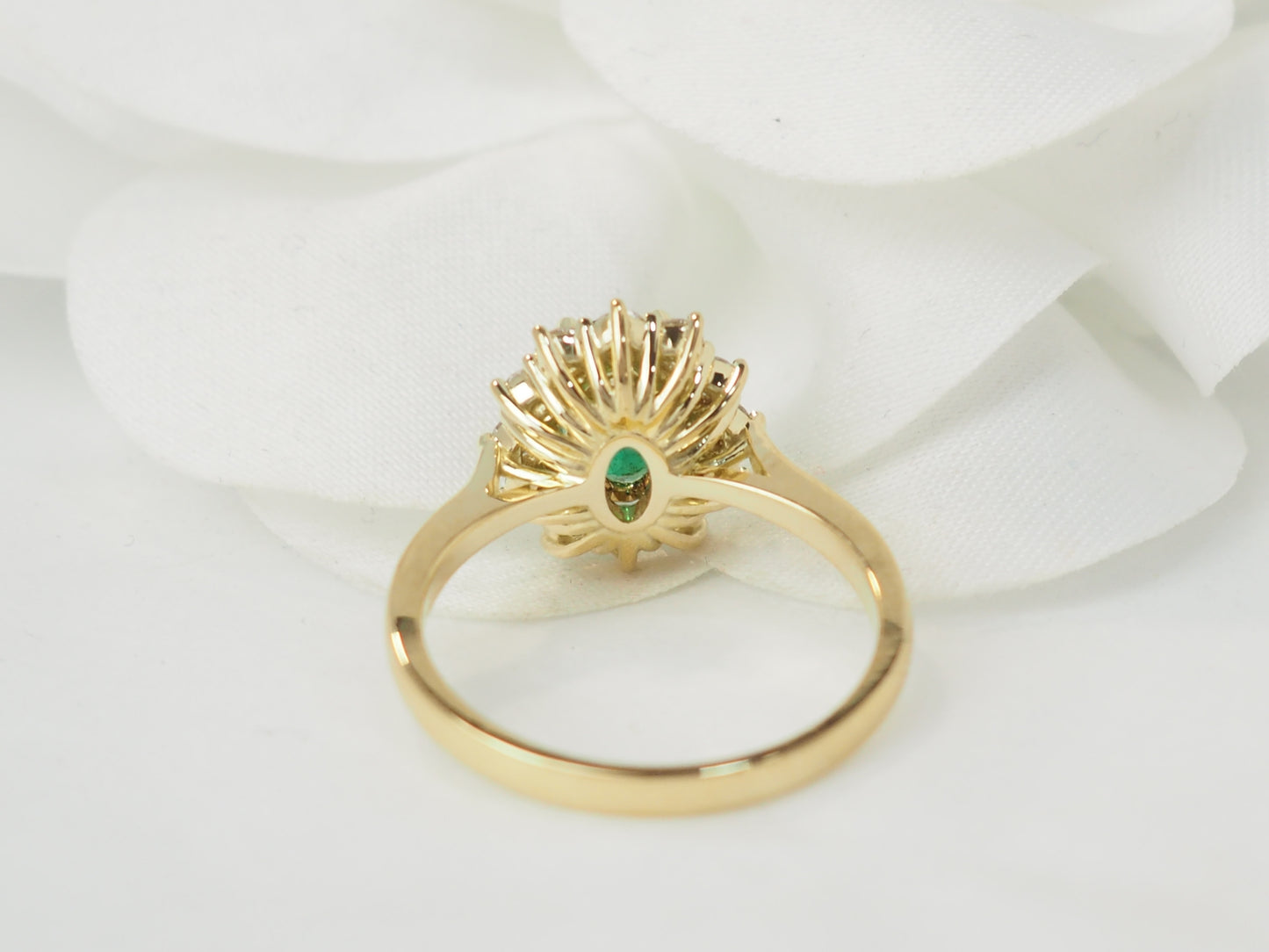 Bague marguerite en or jaune, émeraude et diamants