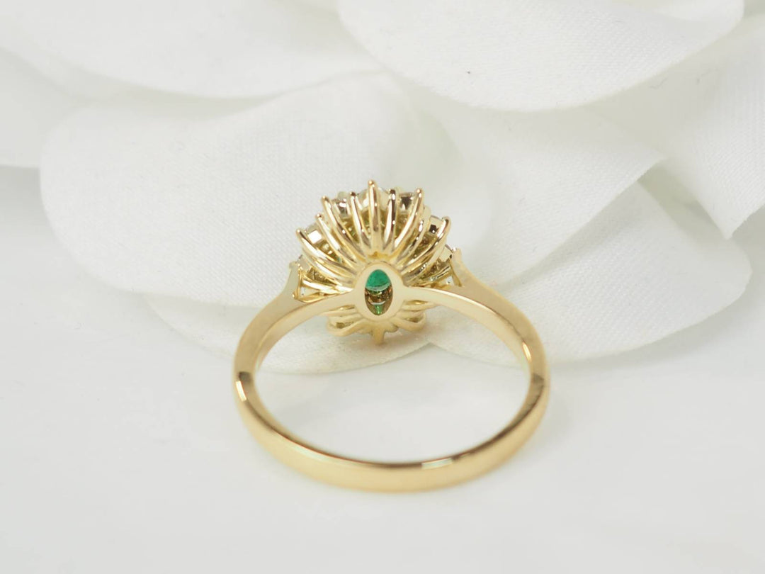 Bague marguerite en or jaune, émeraude 1,10ct et diamants