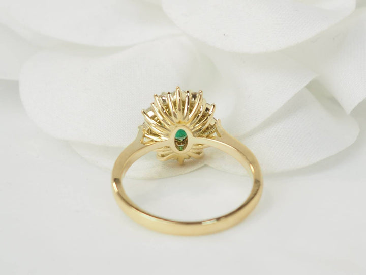 Bague marguerite en or jaune, émeraude 1,10ct et diamants