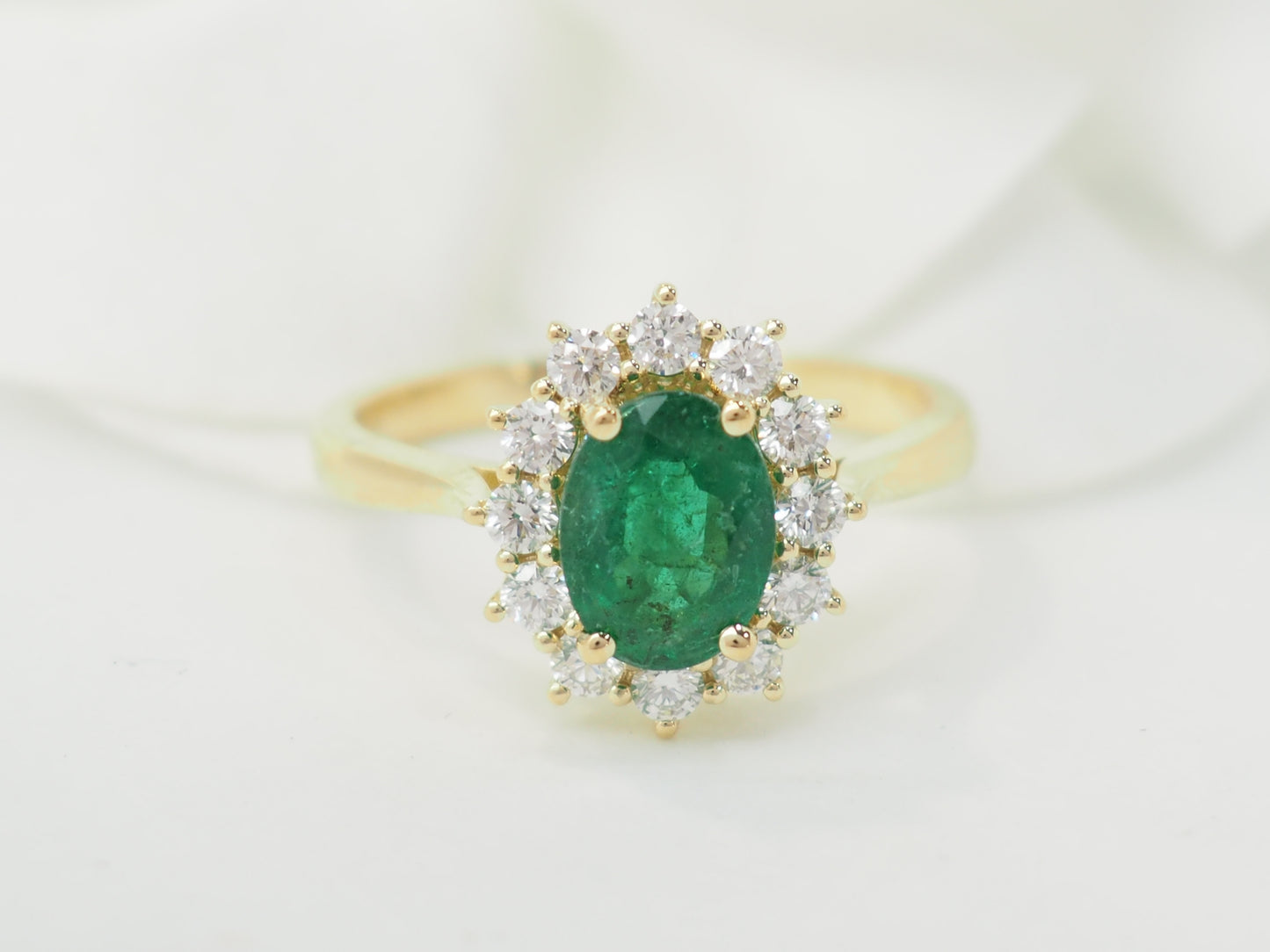 Bague marguerite en or jaune, émeraude et diamants
