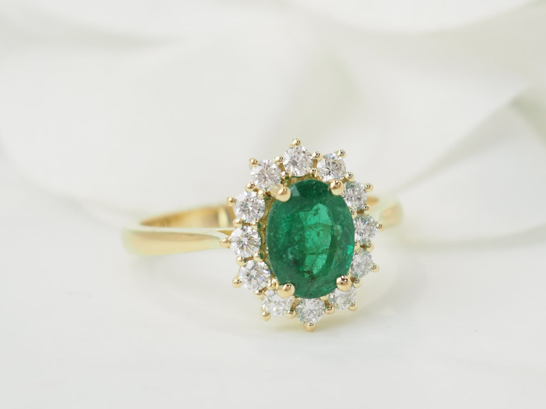 Bague marguerite en or jaune, émeraude et diamants