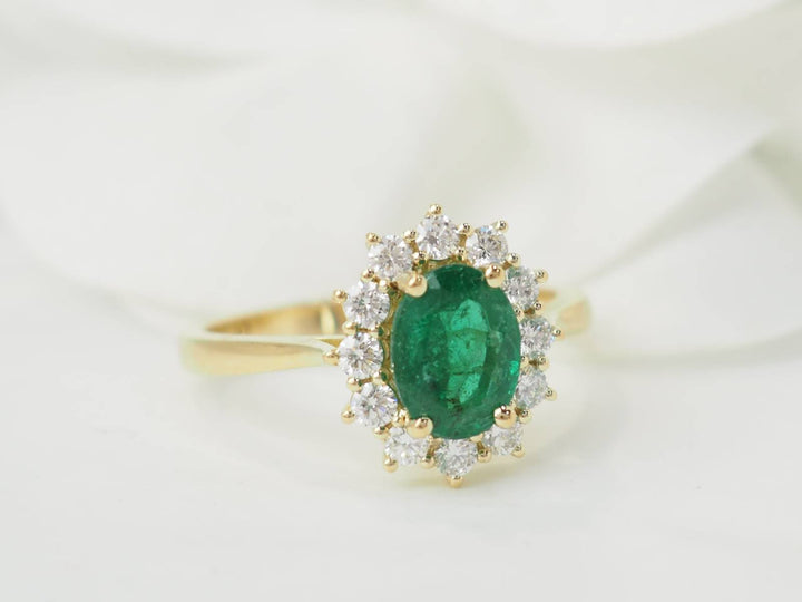 Bague marguerite en or jaune, émeraude 1,10ct et diamants