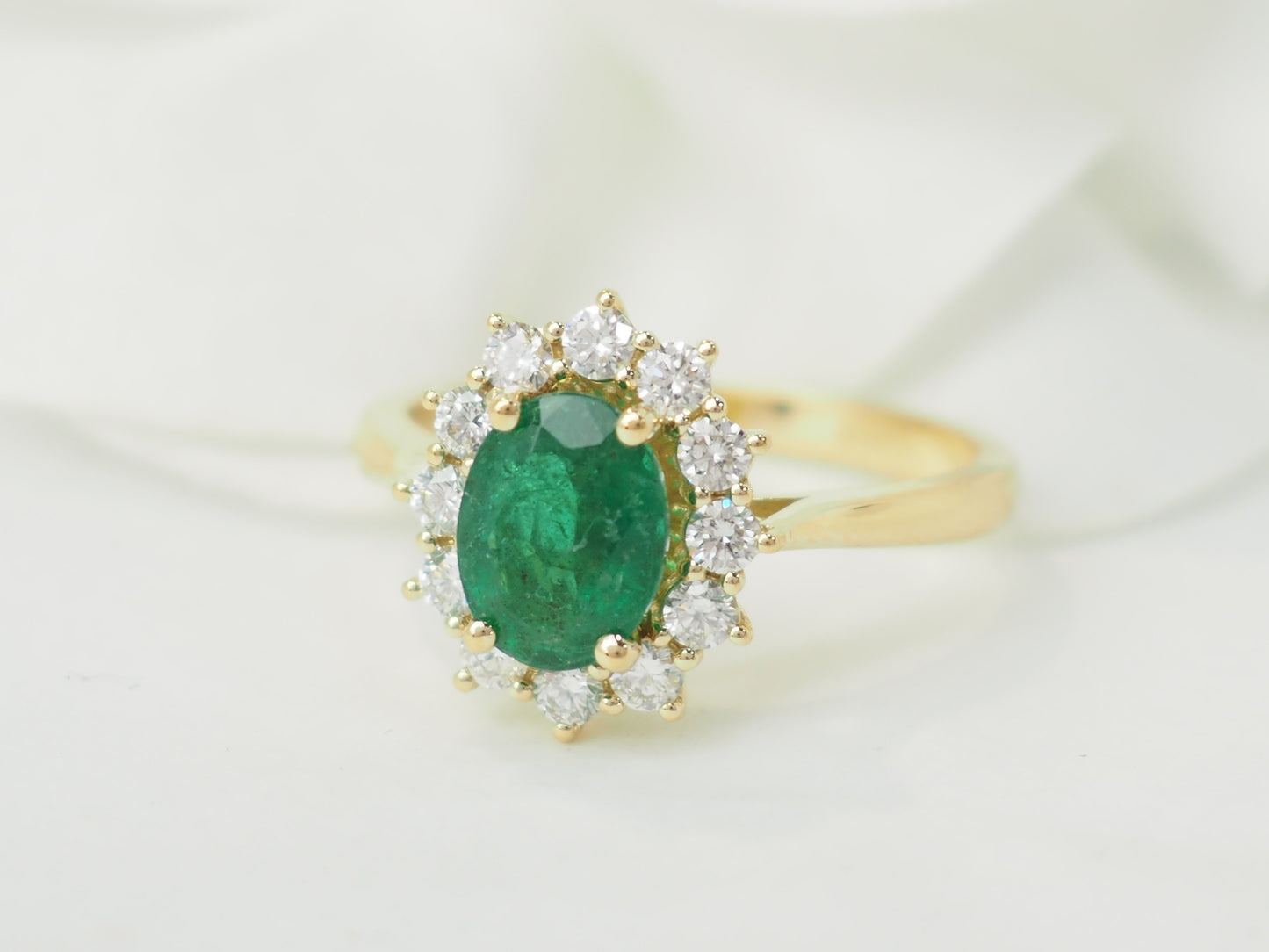 Bague marguerite en or jaune, émeraude et diamants