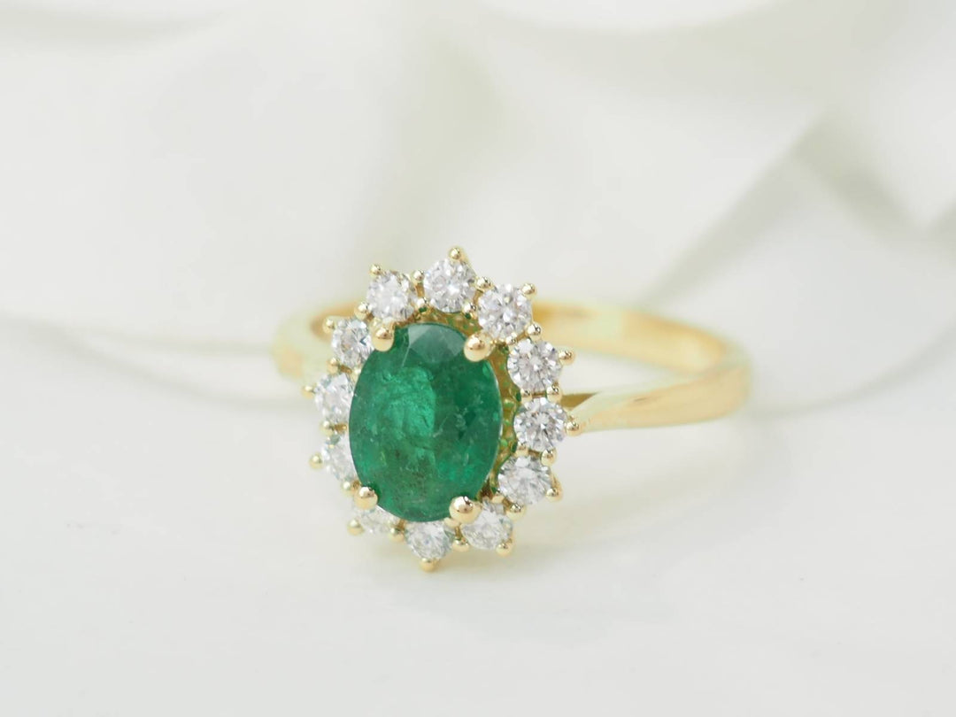 Bague marguerite en or jaune, émeraude 1,10ct et diamants