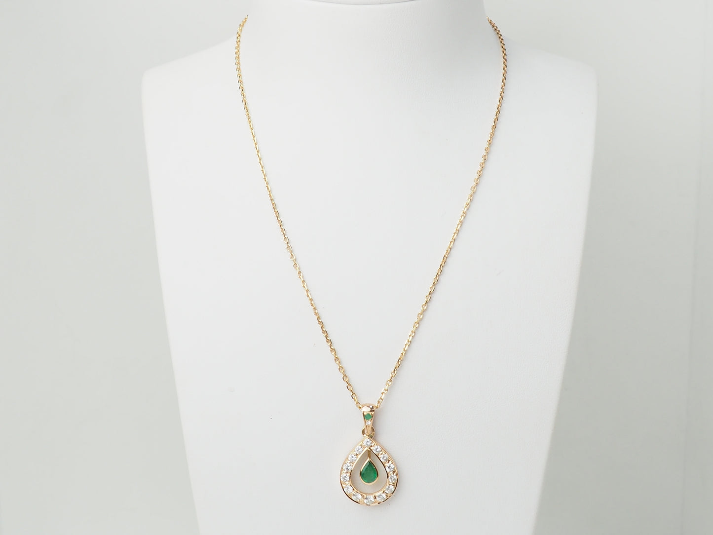 Collier pendentif en or jaune, émeraude et diamants