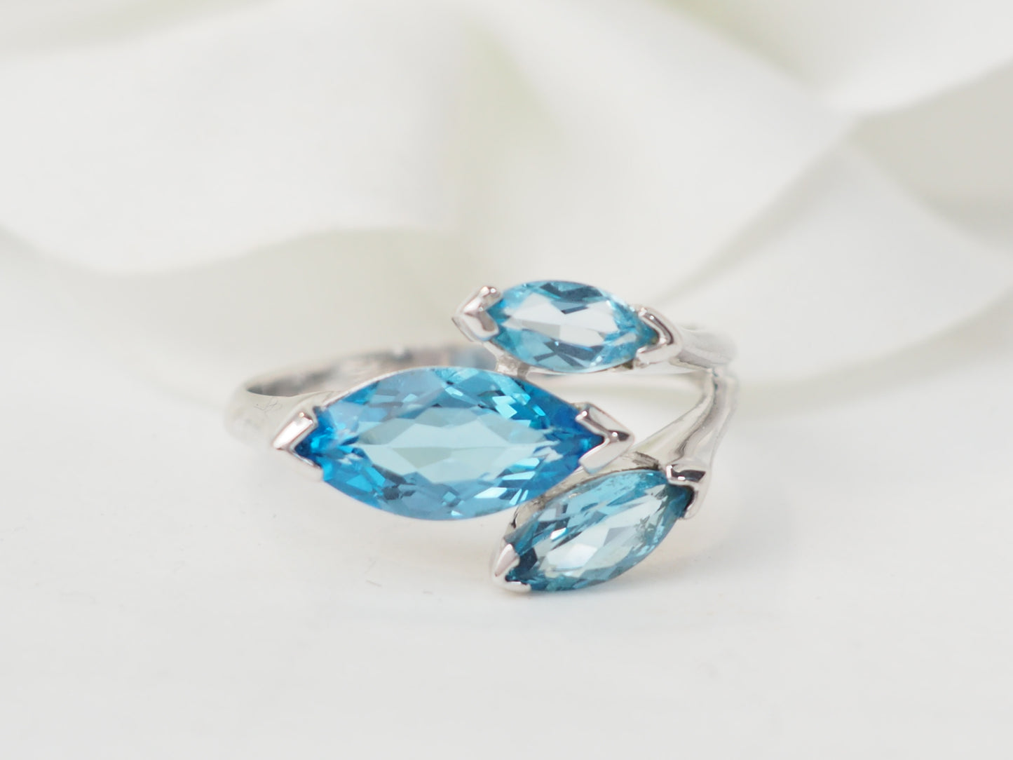 Bague en or blanc et topazes bleues