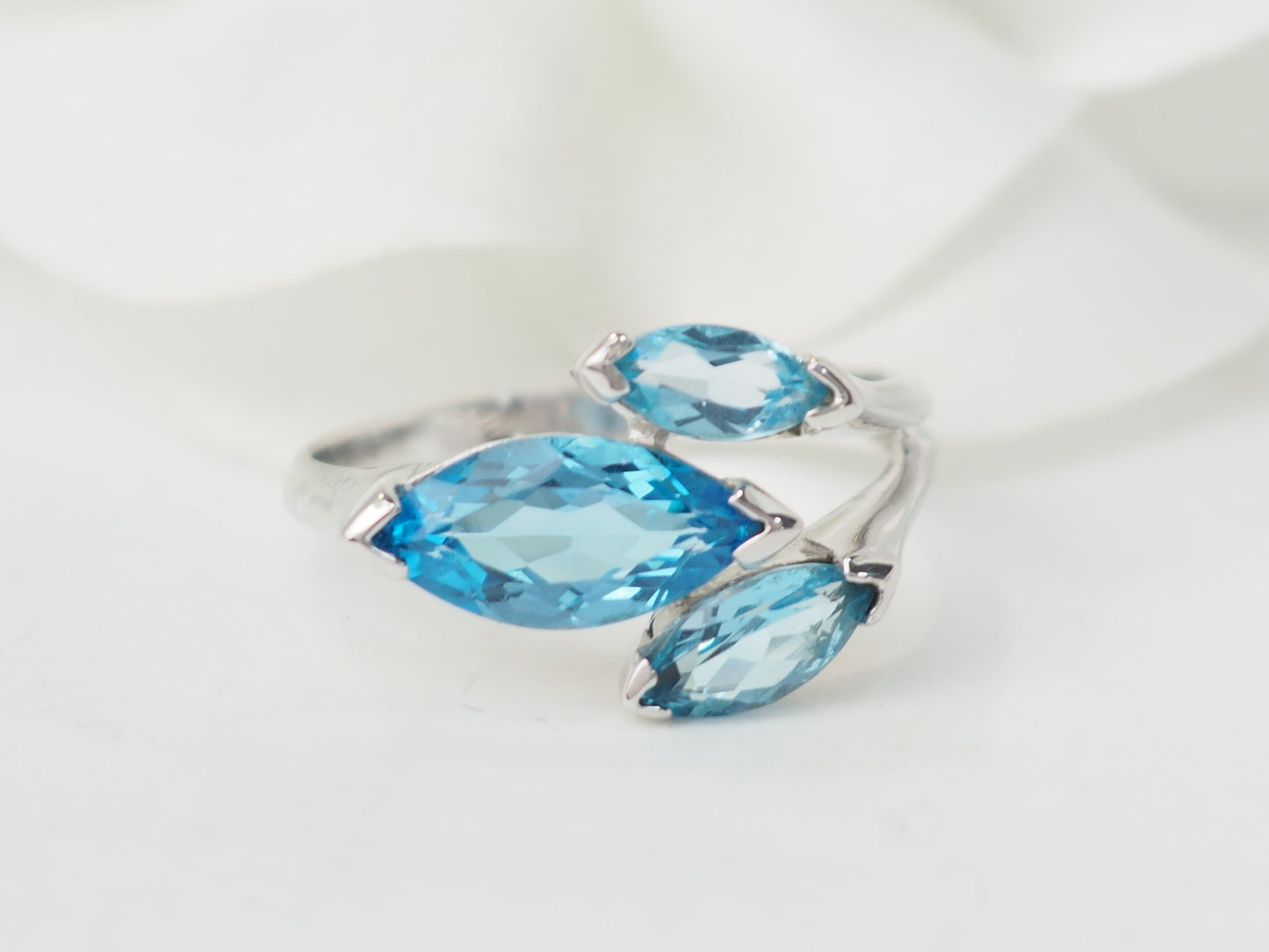 Bague en or blanc et topazes bleues