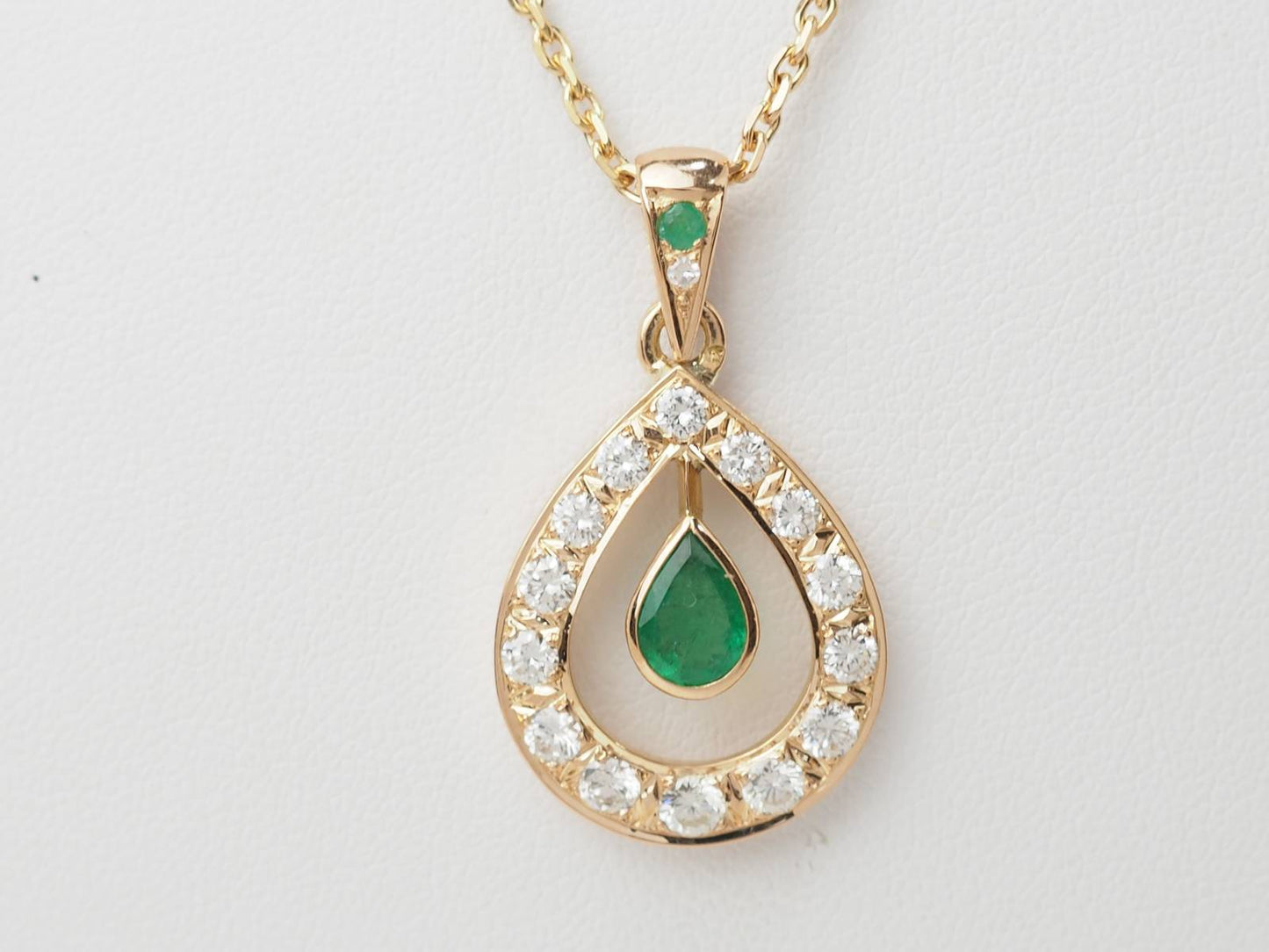 Collier pendentif en or jaune, émeraude et diamants