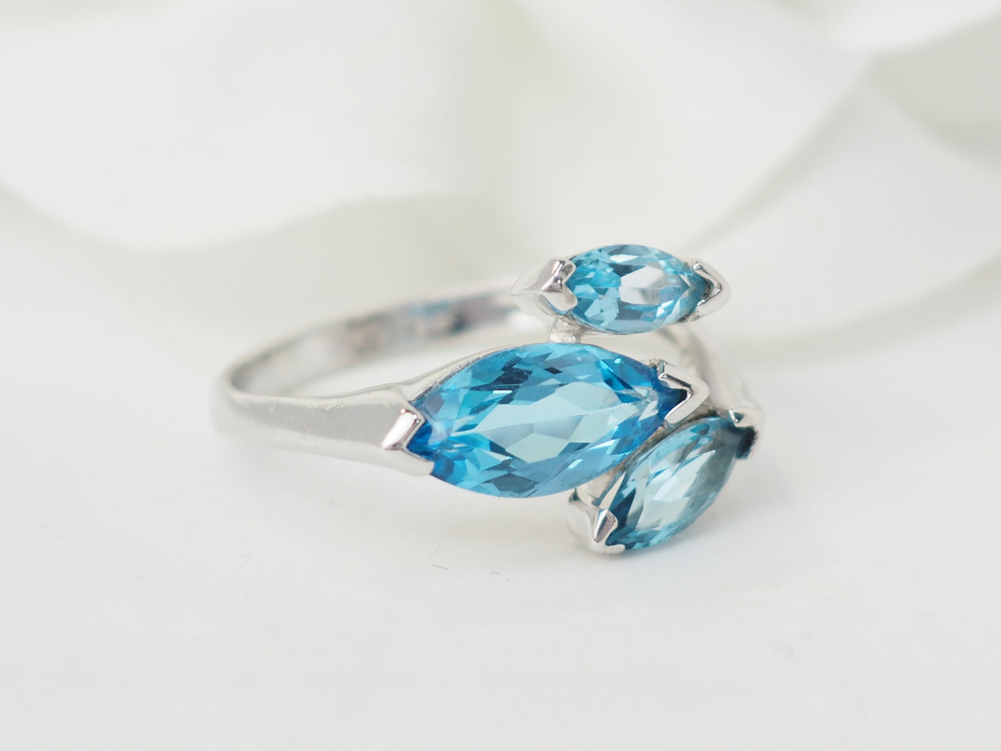 Bague en or blanc et topazes bleues