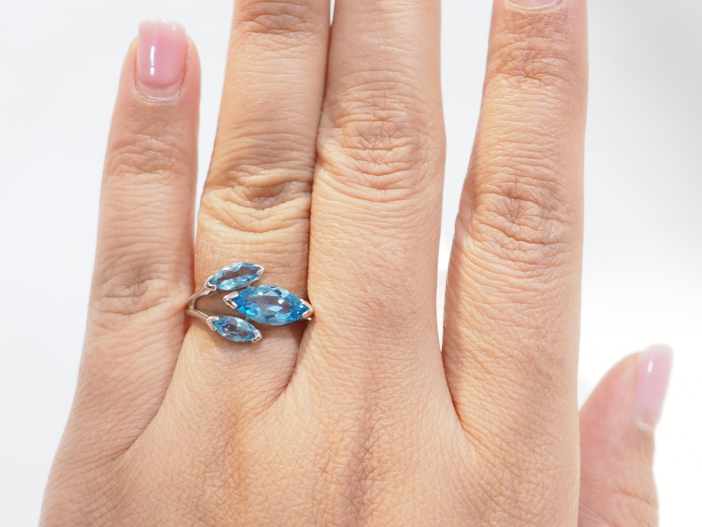 Bague en or blanc et topazes bleues