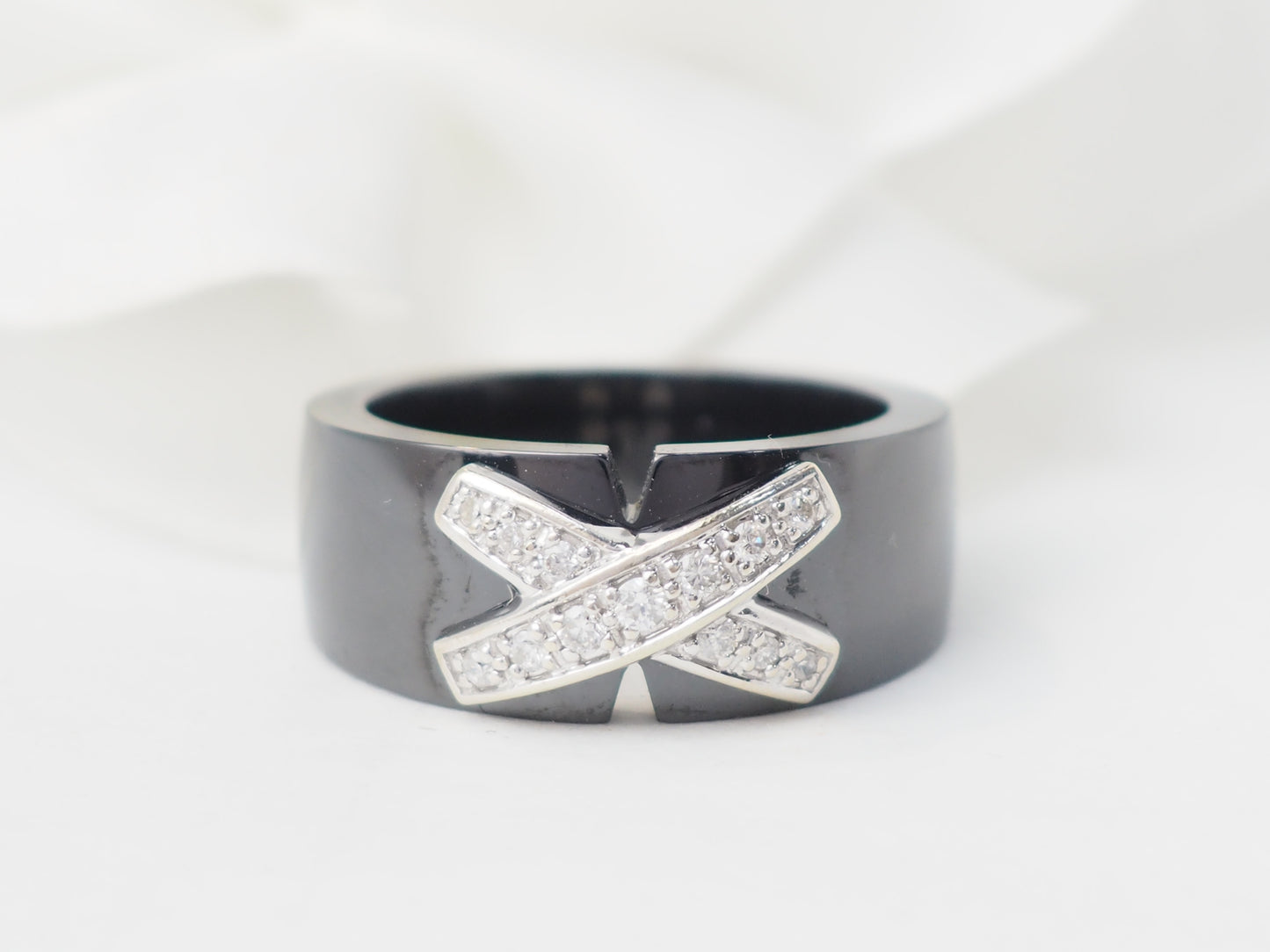 Bague en or blanc et céramique