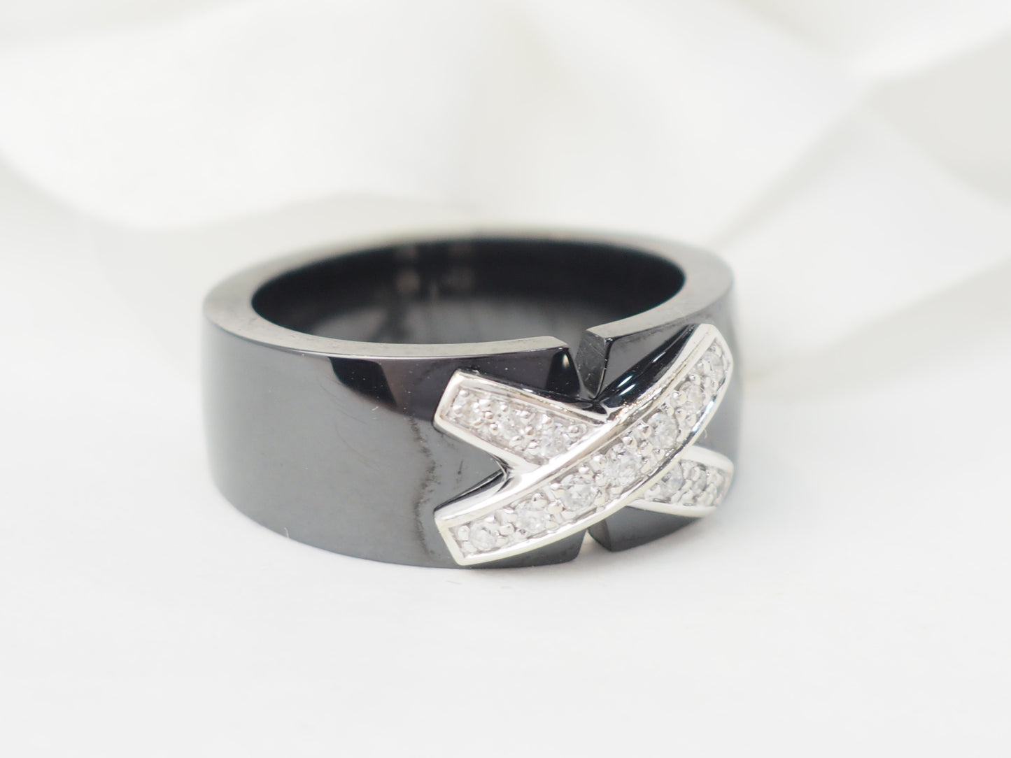 Bague en or blanc et céramique