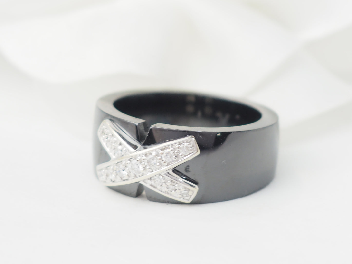 Bague en or blanc et céramique