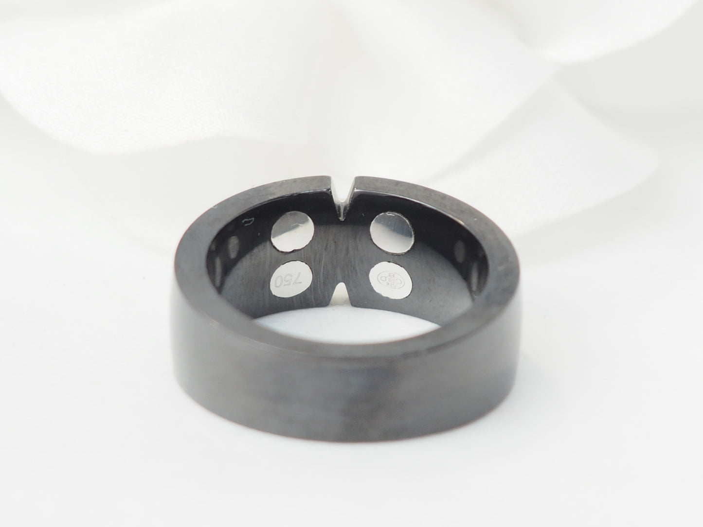 Bague en or blanc et céramique