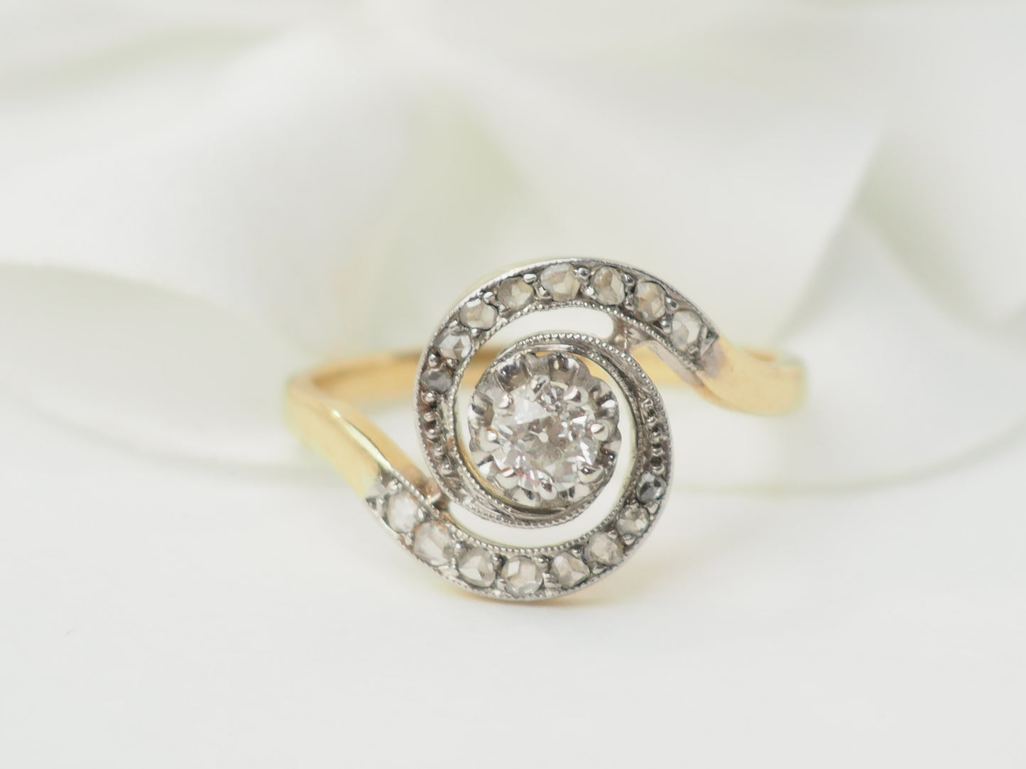 Bague tourbillon en or bicolore et diamants