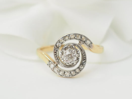 Bague tourbillon en or bicolore et diamants