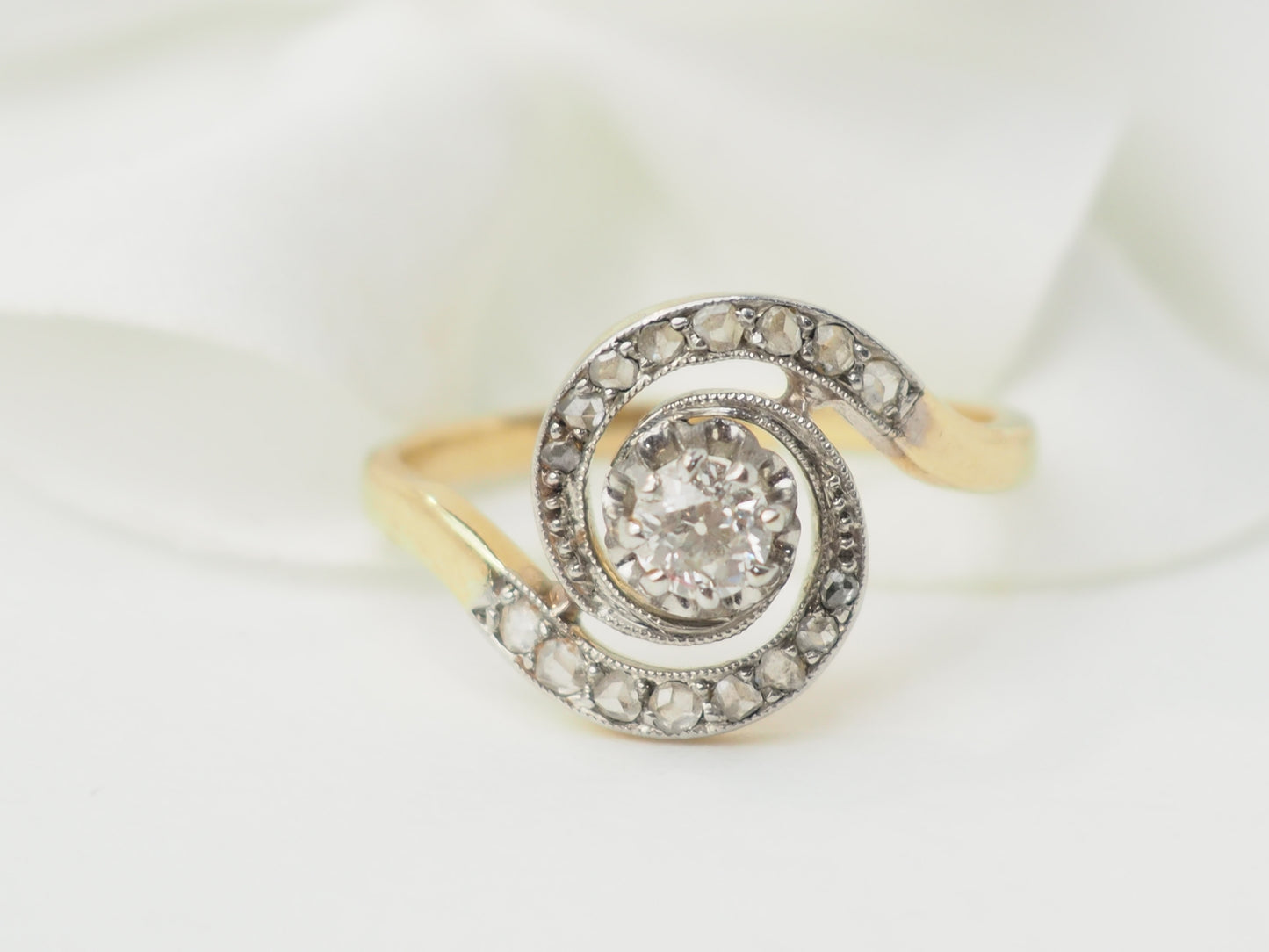 Bague tourbillon en or bicolore et diamants