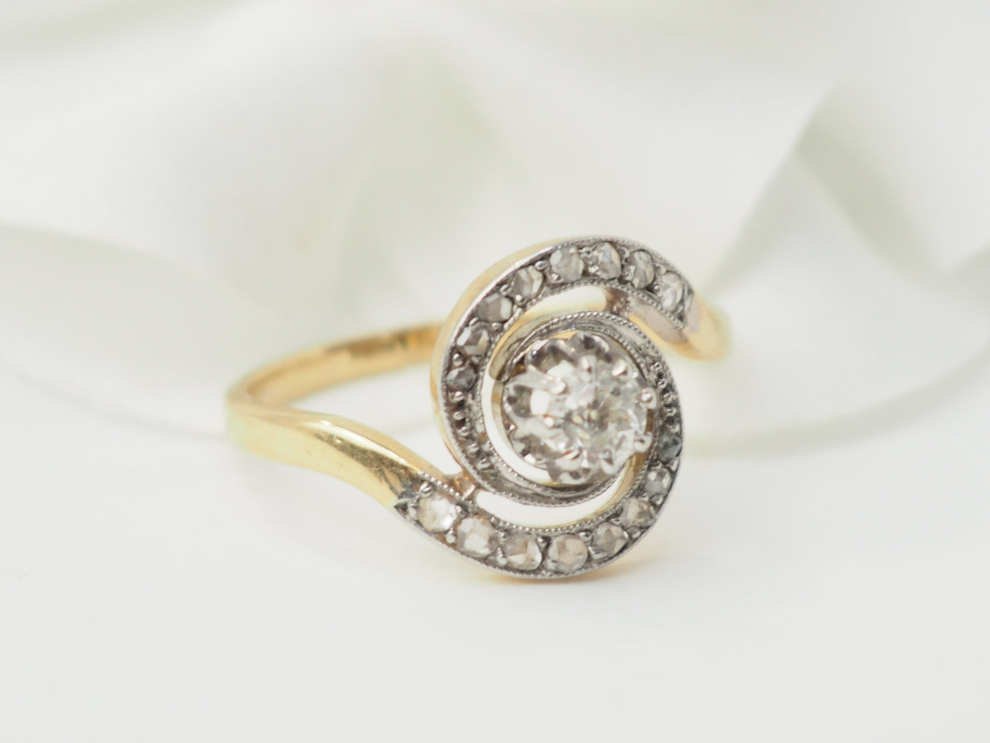Bague tourbillon en or bicolore et diamants