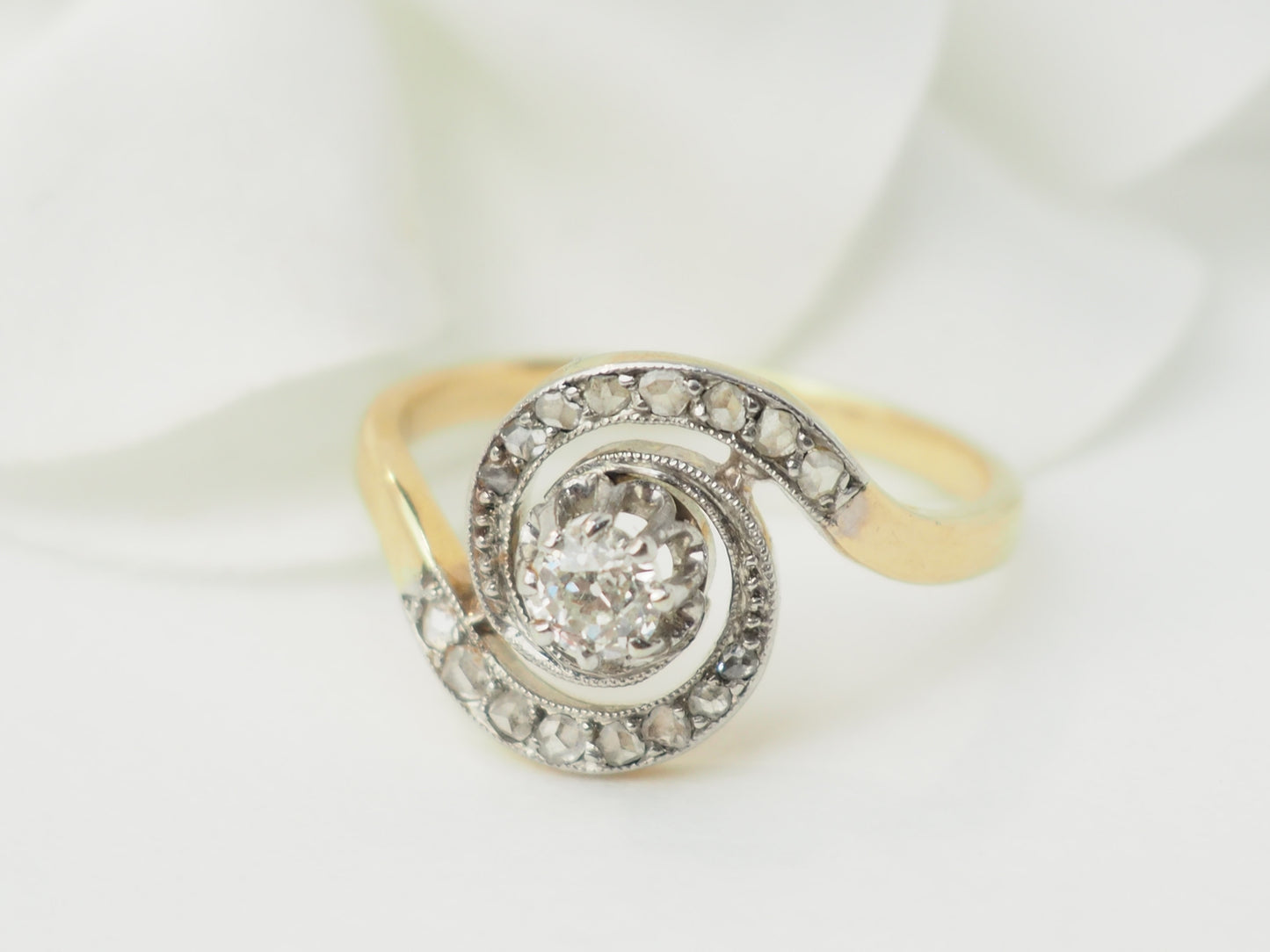 Bague tourbillon en or bicolore et diamants