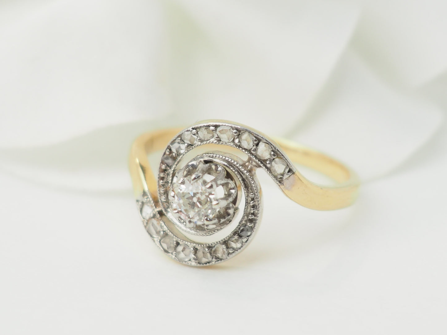 Bague tourbillon en or bicolore et diamants
