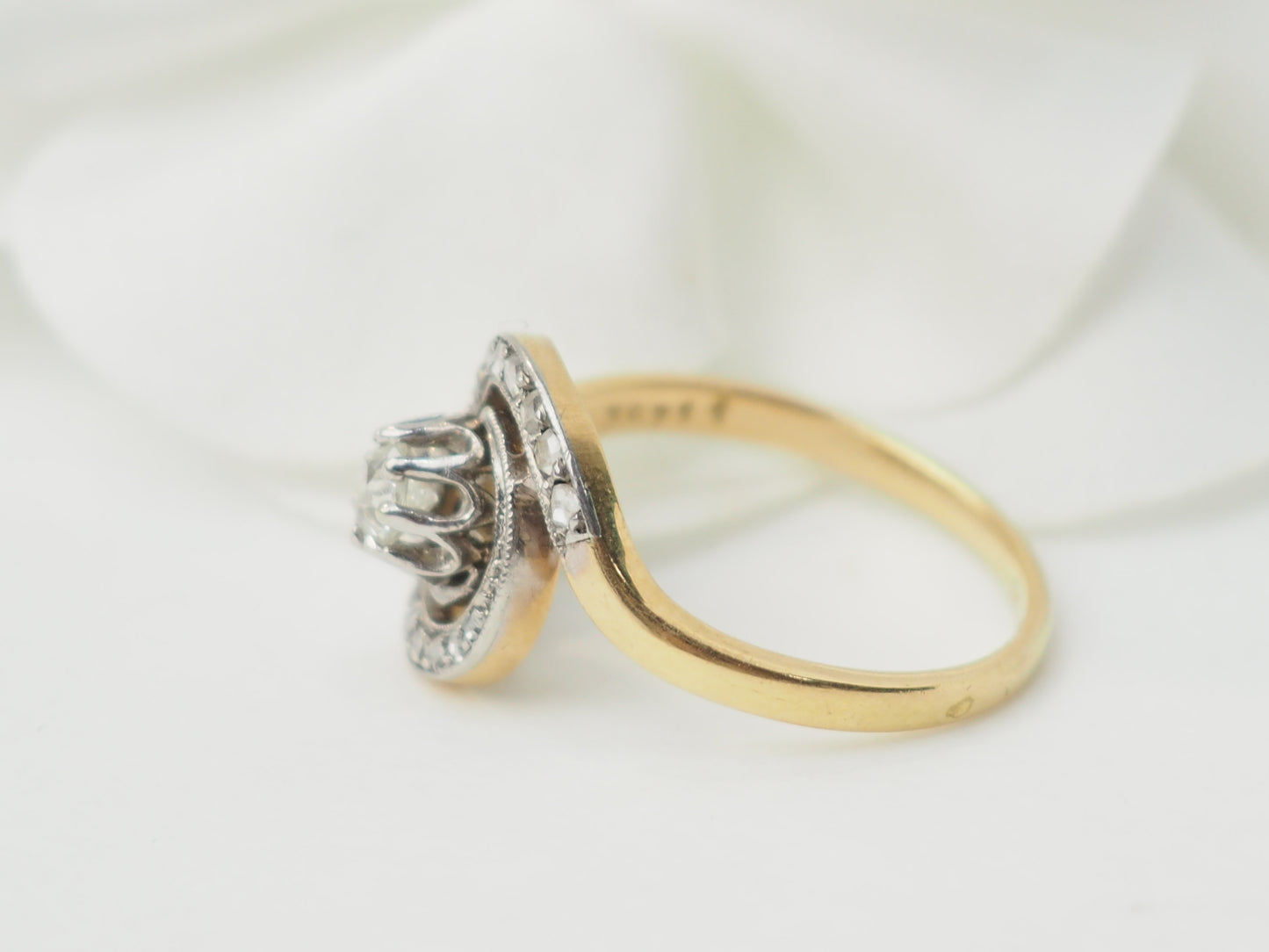 Bague tourbillon en or bicolore et diamants