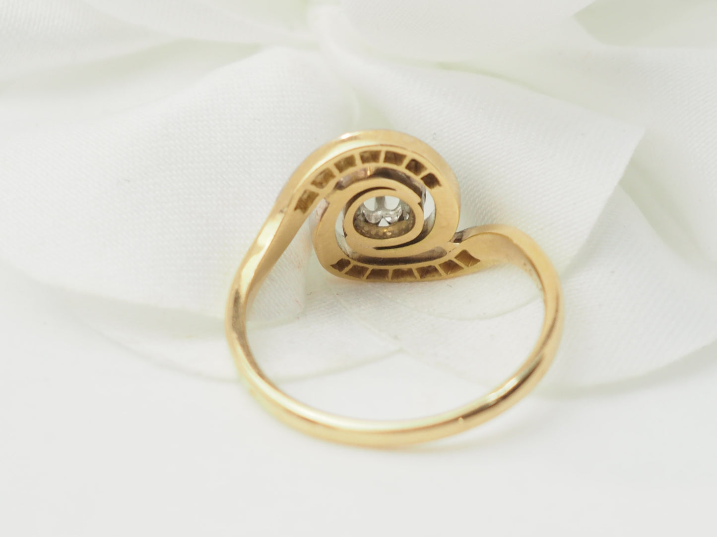 Bague tourbillon en or bicolore et diamants