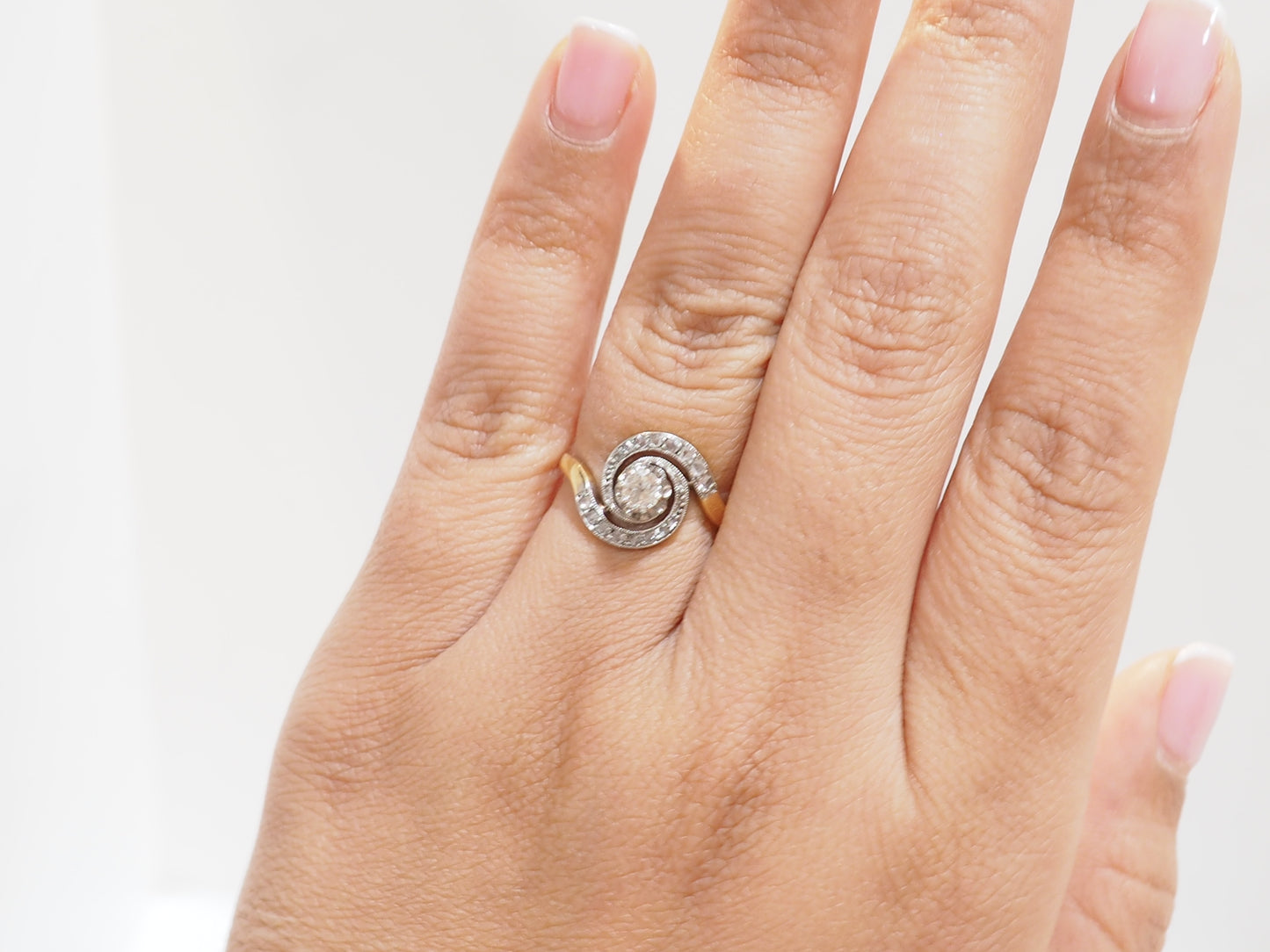 Bague tourbillon en or bicolore et diamants