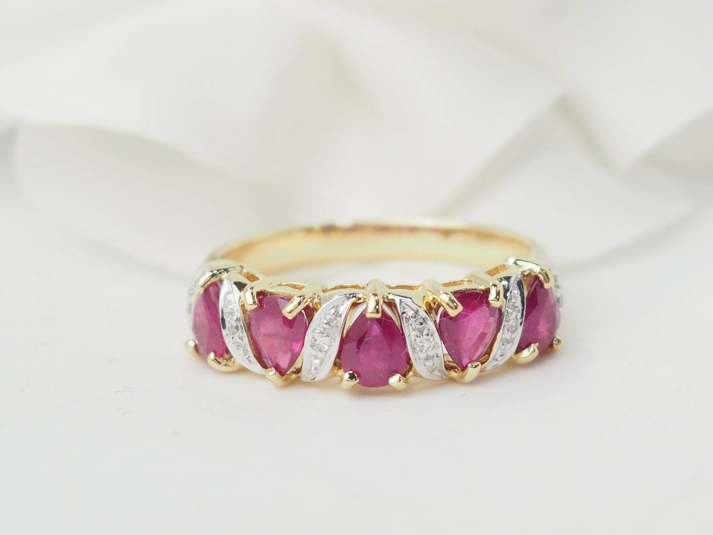 Bague en or jaune, rubis et diamants