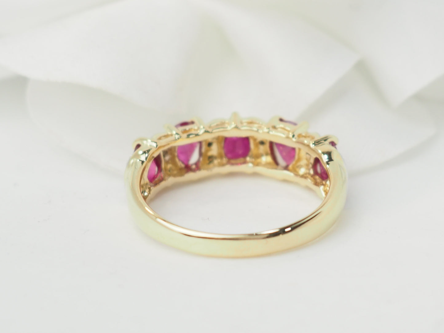Bague en or jaune, rubis et diamants