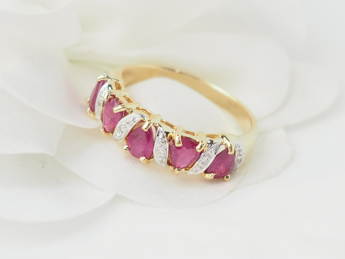 Bague en or jaune, rubis et diamants