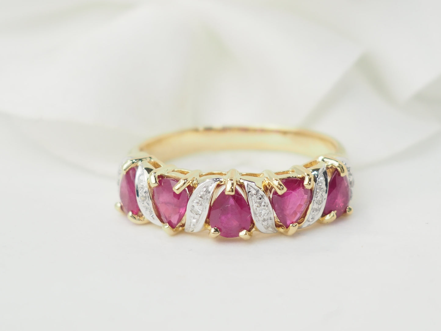 Bague en or jaune, rubis et diamants