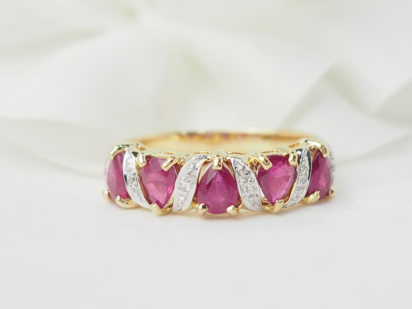 Bague en or jaune, rubis et diamants