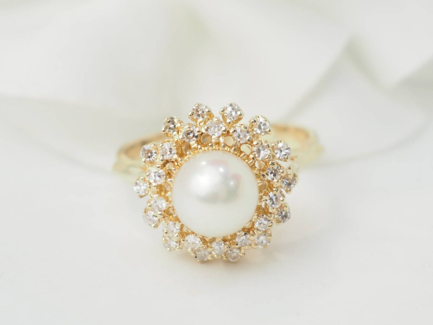 Bague vintage en or jaune, perle de culture et diamants