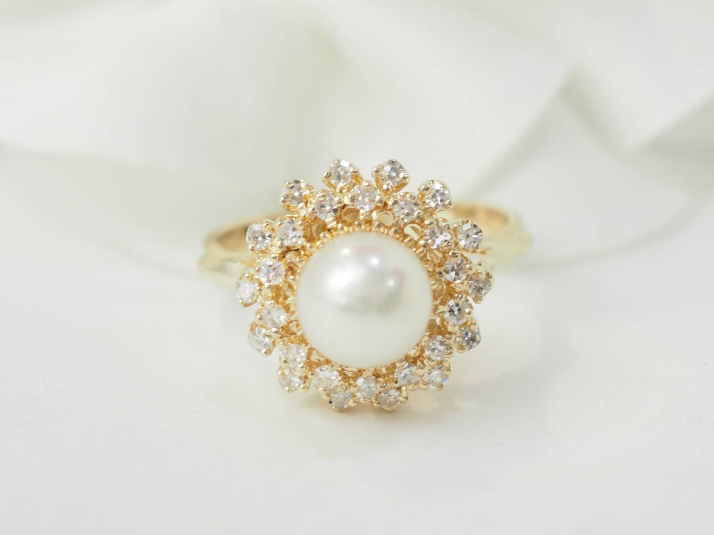 Bague vintage en or jaune, perle de culture et diamants