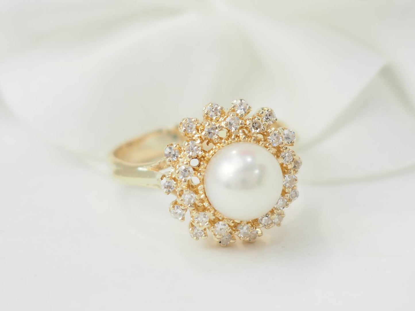 Bague vintage en or jaune, perle de culture et diamants