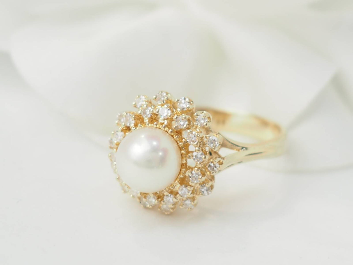 Bague vintage en or jaune, perle de culture et diamants