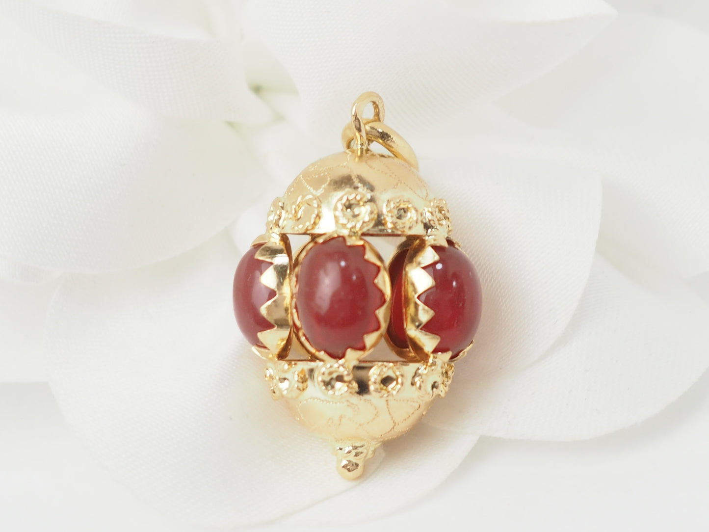 Pendentif breloque en or jaune et cormalines