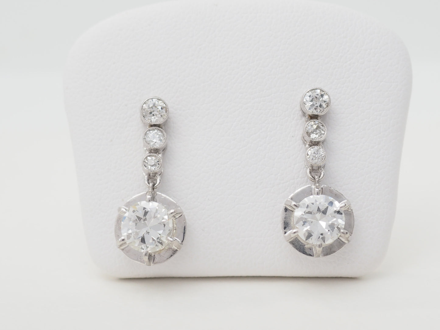 Paire de dormeuses anciennes en or blanc et diamants