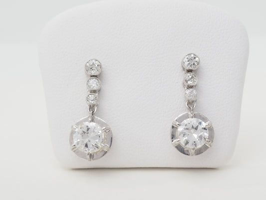 Paire de dormeuses anciennes en or blanc et diamants