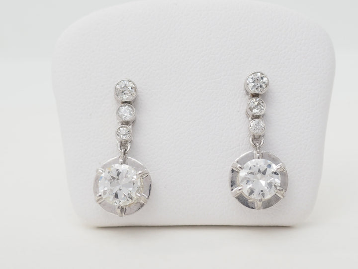 Paire de dormeuses anciennes en or blanc et diamants