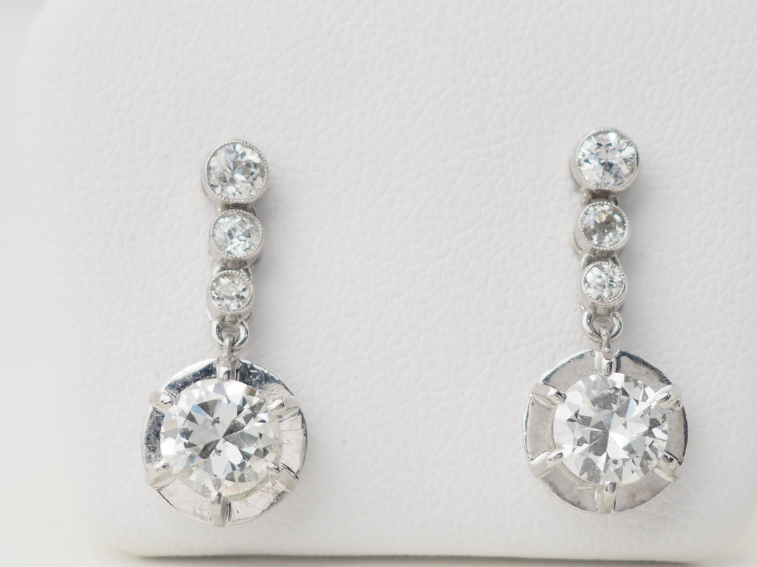 Paire de dormeuses anciennes en or blanc et diamants
