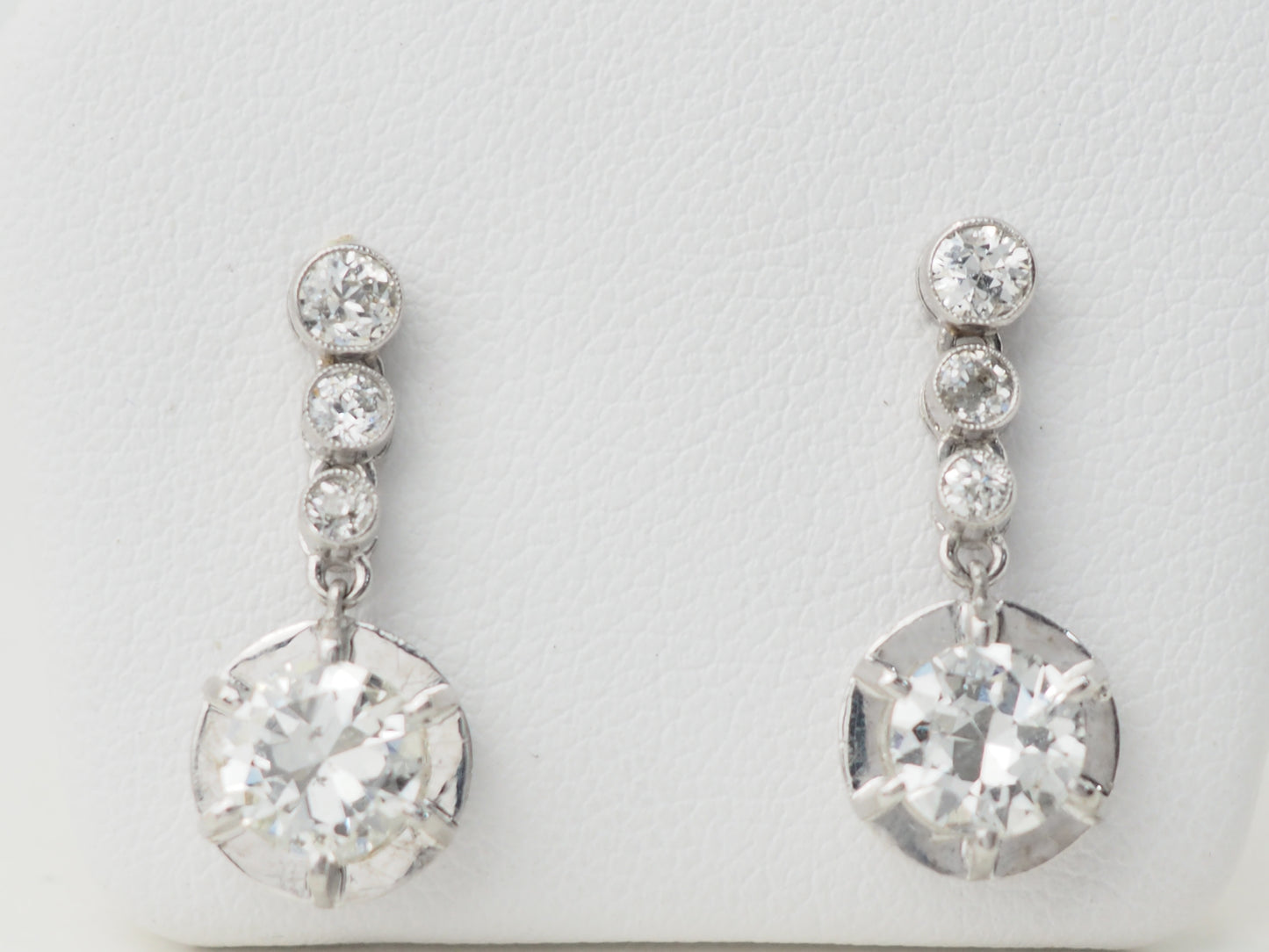 Paire de dormeuses anciennes en or blanc et diamants